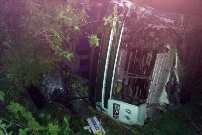 На Дніпропетровщині автобус зіткнувся з легковиком: травмовано 15 осіб