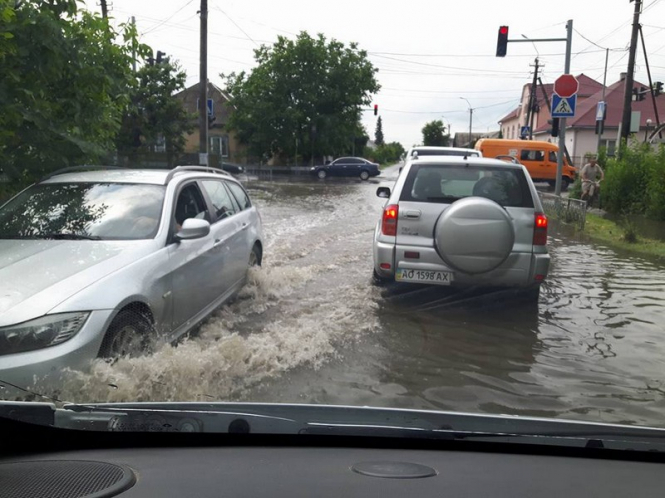 На Закарпатті злива затопила вулиці Виноградова, - ВІДЕО
