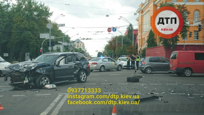 Масштабное ДТП в Киеве: Четыре автомобиля не разминулись на перекрестке