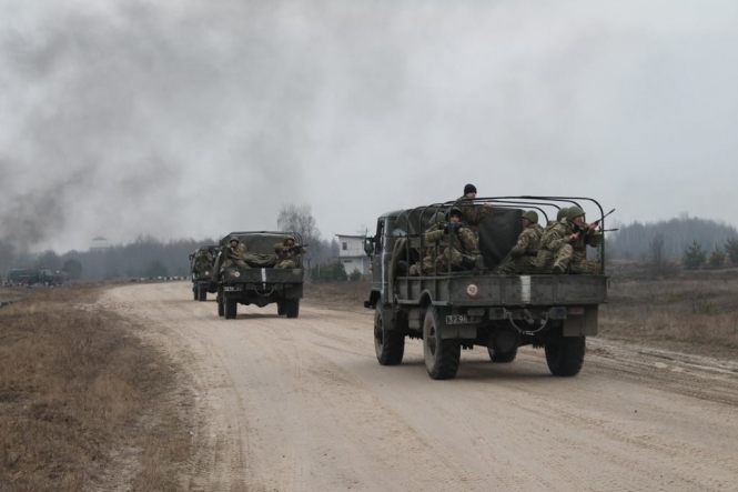 Стрибки з парашутів та влучні постріли: десантники проходять навчання на Житомирщині
