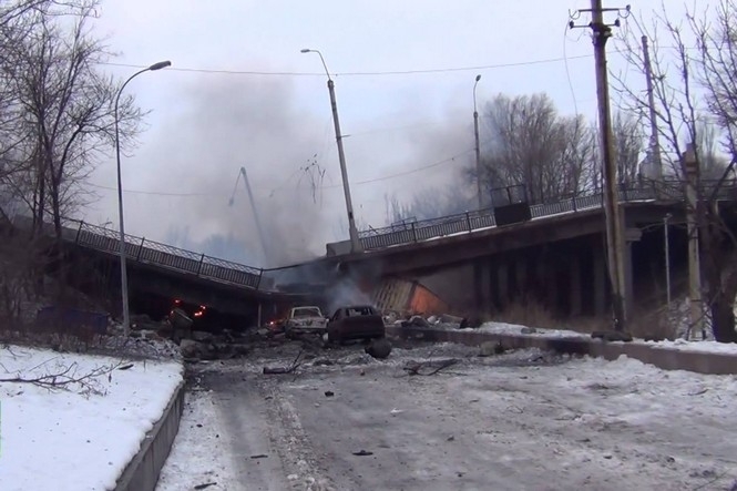 У Донецьку підірвали Путилівський міст, - фото