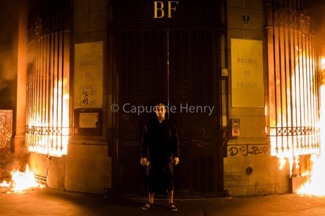Російський художник Павленський підпалив Банк Франції  

