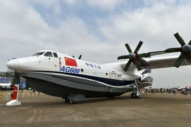 В Китае испытали самый большой в мире самолет-амфибию - ВИДЕО