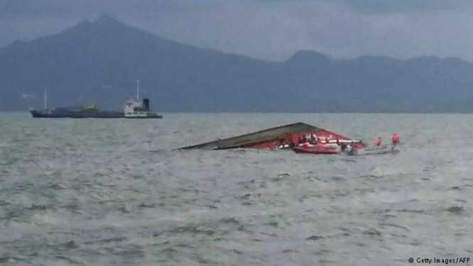 Пором з 251 людиною на борту перекинувся біля берегів Філіппін 