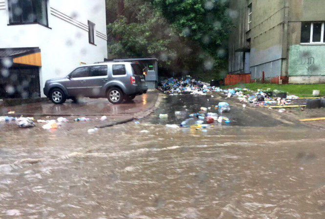 Вулиці Львова затопило через зливу, – ФОТО, ВІДЕО