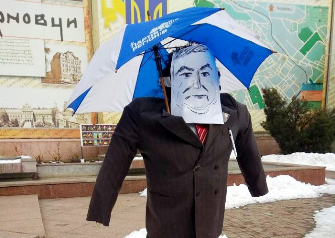 На Центральній площі у Чернівцях спалили опудало Порошенка, – ФОТО