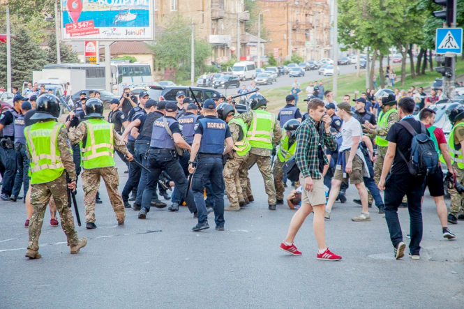 Бійка вболівальників у Дніпрі: 20 затриманих, один поліцейський отримав опіки, – ФОТО