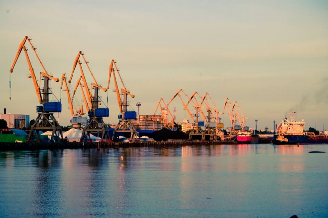 За пять лет украинские порты на Азове уменьшили перевалку почти вдвое