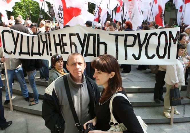 Прихильники Тимошенко перевдяглися в зеків (фото)