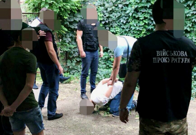 Головного ревізора-інспектора ДФС Одещини затримали на хабарі