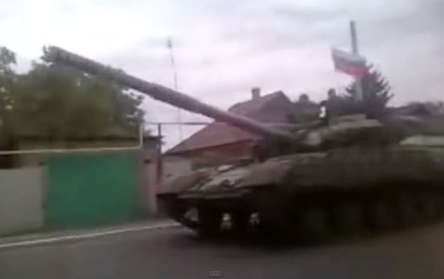 В мережі опублікували відео танків під російськими прапорами на вулицях Єнакієво
