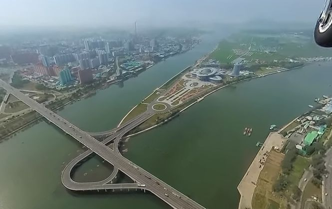 Фотографу на літаку вдалося зняти панорамне відео в небі над Пхеньяном