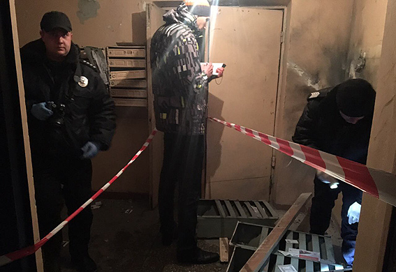 У Києві в багатоповерхівці стався вибух, поліція розслідує замах