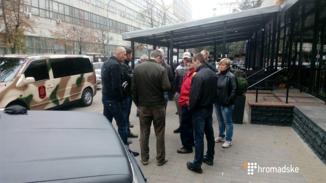 Под Печерским судом подрались активисты С14 и общественная организация 