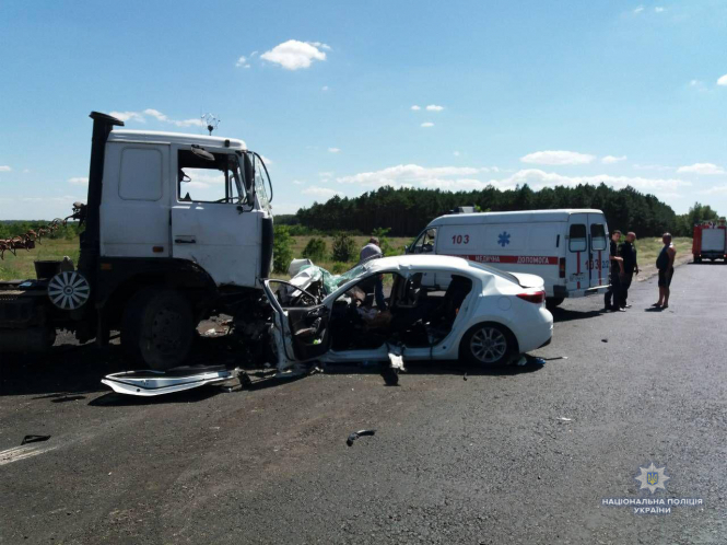 Во время столкновения «Мазды» с грузовиком на Херсонщине погибли двое детей