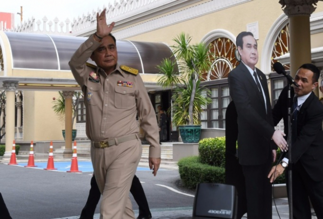 Премьер Таиланда принес на пресс-конференцию свою 
