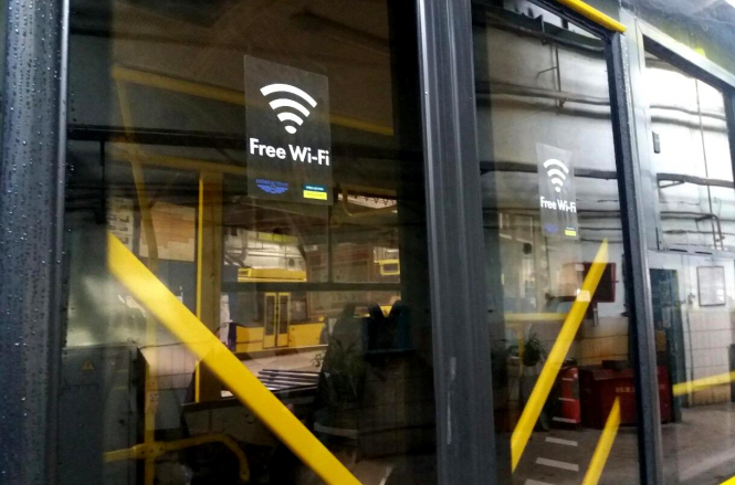 У всьому наземному громадському транспорті Києва з'явиться безкоштовний Wi-Fi