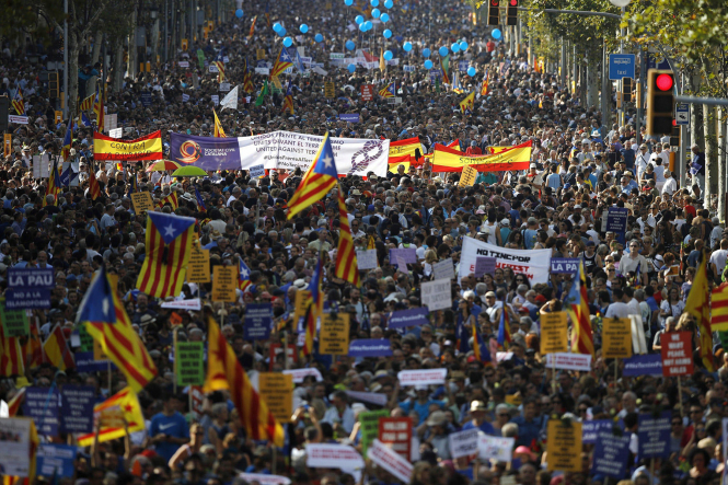 Тысячи каталонцев вышли на акции протеста в Барселоне - ВИДЕО