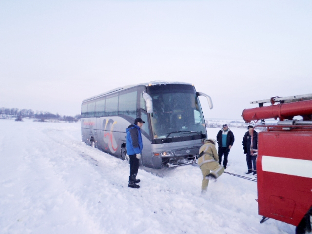 На Київщині автобус з іноземними туристами застряг у снігу