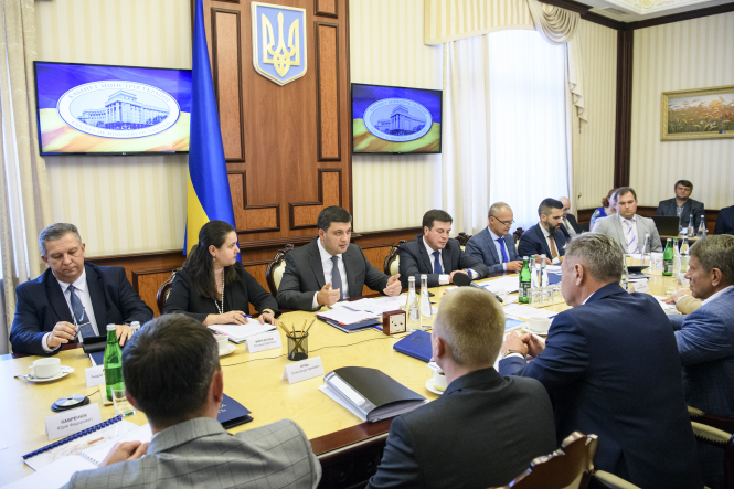 Гройсман предлагает проверить целесообразность всех проектов, которые реализуются на Донбассе