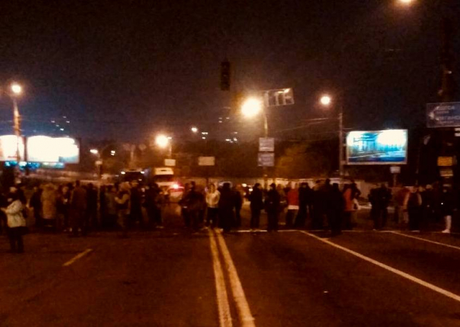 Киевляне до сих пор перекрывают Харьковское шоссе, заблокировано движение автобусов