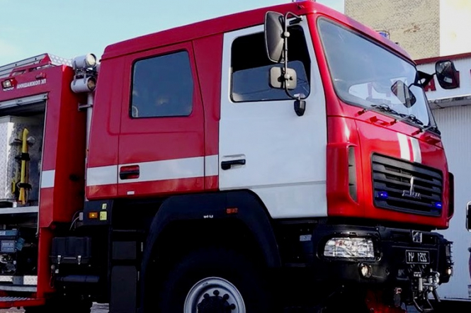 В Киеве по дороге на вызов пожарная машина провалилась под асфальт - ВИДЕО