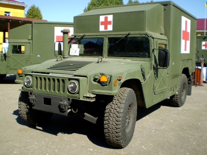 США передали Украине 5 автомобилей медицинской эвакуации