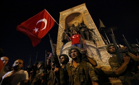Турция сделала день неудачного военного переворота государственным праздником