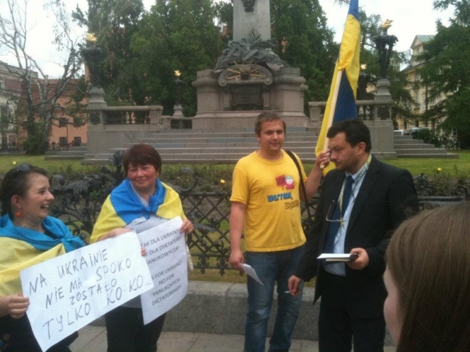 У Варшаві на акцію проти диктатури прийшов Янукович-Чубака