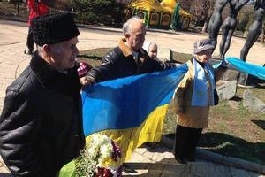 В Симферополе на митинге памяти Шевченко полиция задержала трех человек с украинскими флагами, - обновлено
