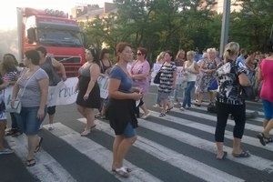 В Николаеве милиция оттеснила родственников десантников, которые заблокировали мост - фото