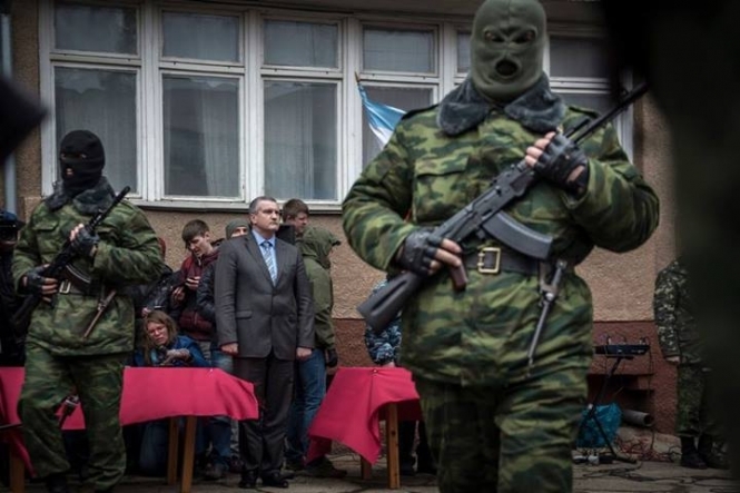 Присяга инкогнито: люди в масках с Калашниковыми в руках присягают на верность Крыму