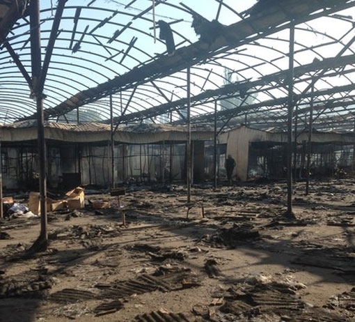У Дебальцево в результаті нічного обстрілу згорів ринок та пошкоджені будинки, - фото