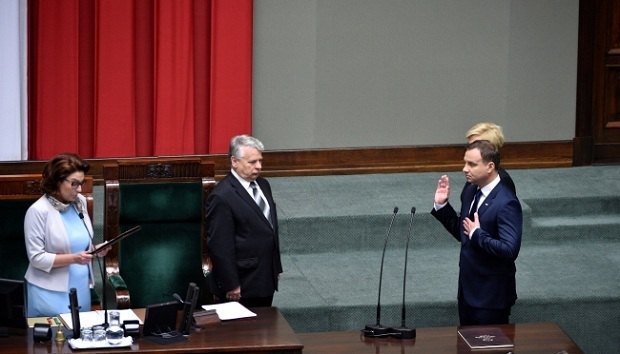 Анджей Дуда принял присягу президента Польши - фото