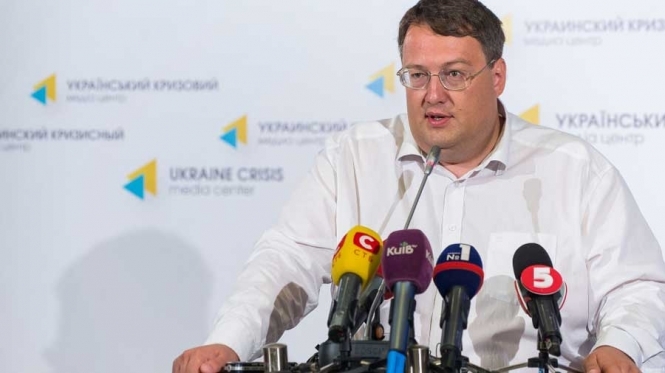 Україна повинна ввести військовий стан, провести повну мобілізацію і розірвати дипломатичні відносини з РФ, - Геращенко