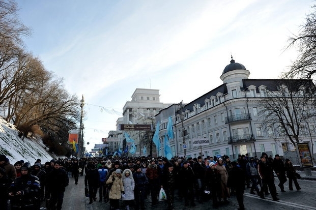 Поки Майдан молиться, до Європейської площі стягуються прихильники Януковича (фото, відео)