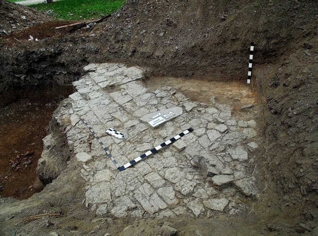 В Каменце-Подольском обнаружили самую старую городскую брусчатку в Украине