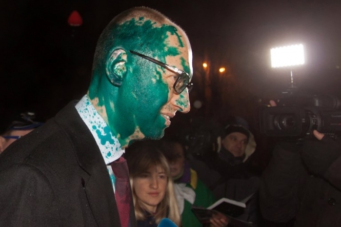 Під час візиту до Тимошенко Яценюка і Турчинова облили зеленкою