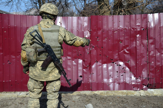 С начала суток двое украинских военных ранены в зоне АТО
