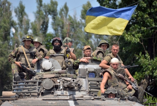Над Дзержинском военные подняли государственный флаг Украины