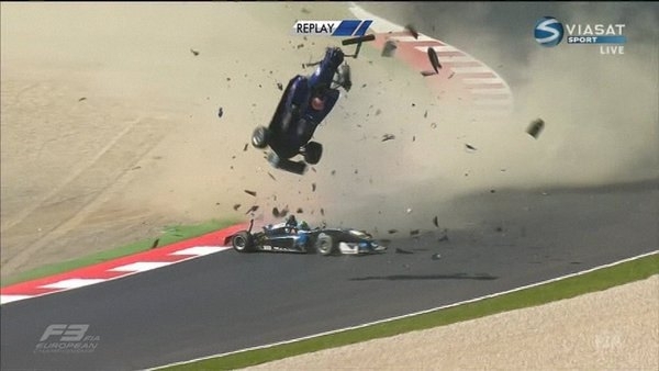 На гонке Формулы-3 произошла страшная авария - ВИДЕО