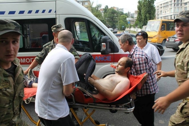 У Києві через аварію маршрутки, яка врізалася в опорний стовп, постраждало 16 людей