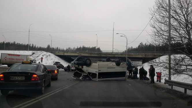 Під Києвом автобус з військовими потрапив у ДТП: є потерпілі