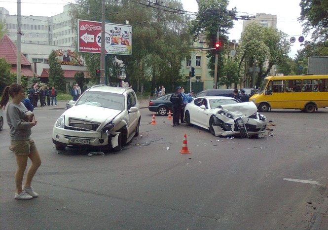 У Києві Porsche Panamera з номерами Ради зачепив дві машини (відео)