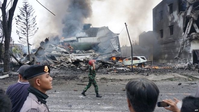 В Індонезії військовий літак упав на житловий квартал: загинуло понад 30 людей, - фото