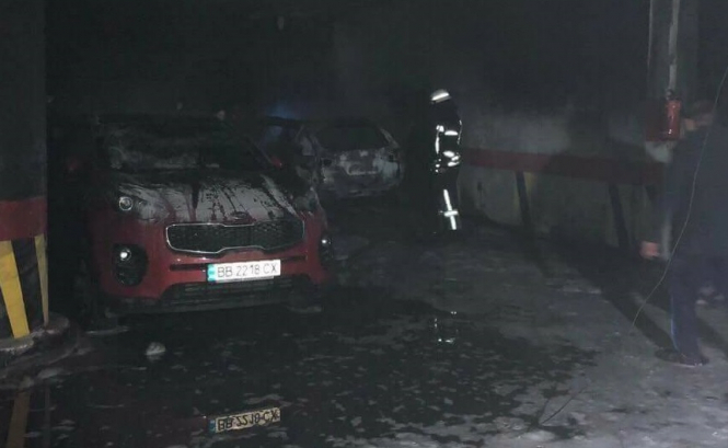 У Києві на парковці згоріло близько п'яти автомобілів