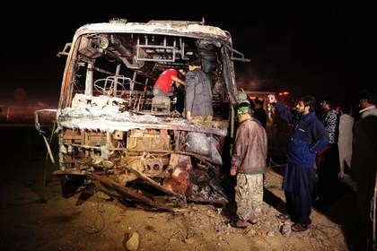 Ужасная автокатастрофа в Пакистане: из-за столкновения автобуса и бензовоза погибли около 60 человек