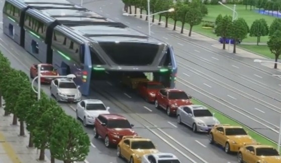 В Китае протестировали автобус, под которым могут проезжать автомобили - ВИДЕО