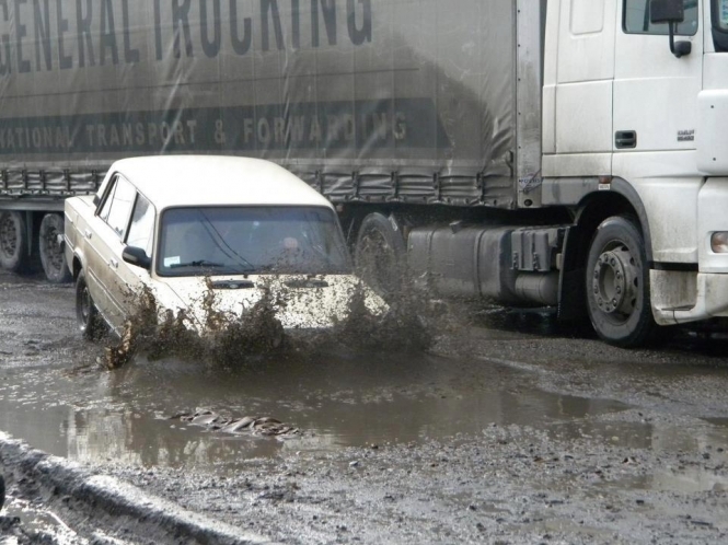 Українські дороги визнали одними з найгірших у світі