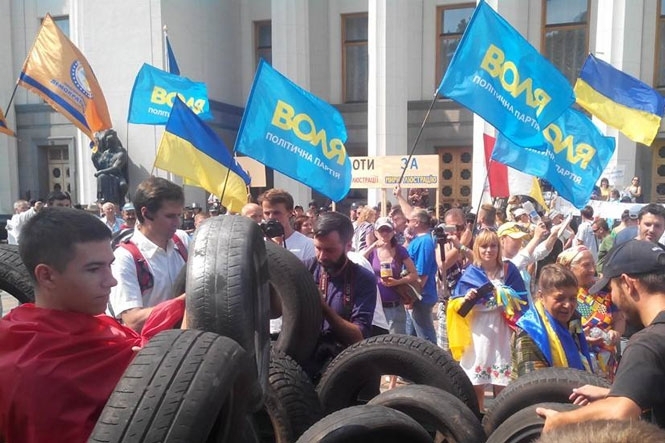 Автомайдановцы избили милиционеров за отказ отдать шины